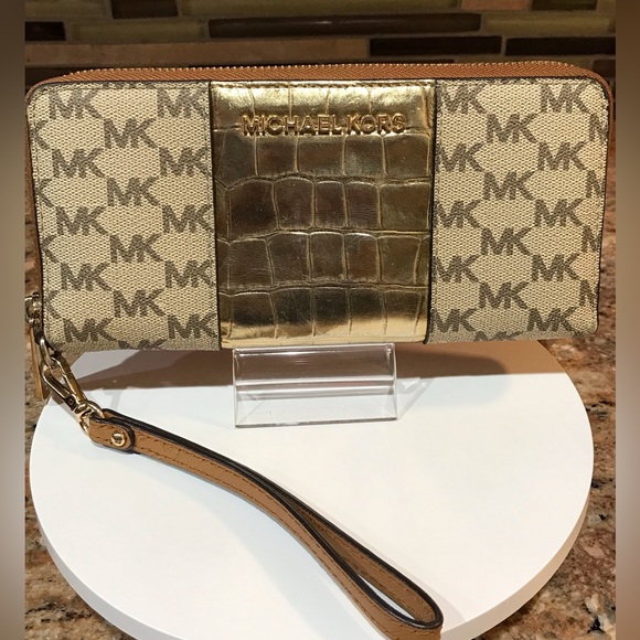 Michael Kors Gold Croc Embossed Signature Large Zip Around Wallet/Wristlet ๐ฅ - Picture 17 of 17